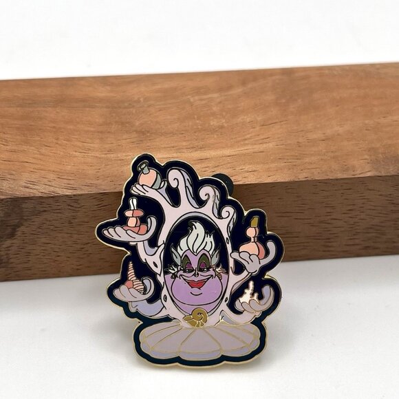 Ursula Mirror Little Mermaid Disneyland Resort Villain Series Pin 2002 Trading - Picture 1 of 4